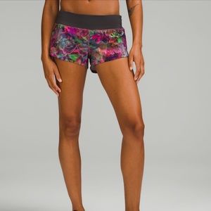 Lululemon Speed up Sise 6 2.5 Inch Vivid Floral Tone/Graphite Grey